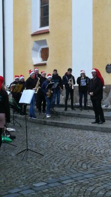 Foto des Albums: Weihnachtskonzert am 24.12.2021 vor der Kirche in Roggenstein