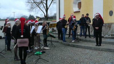 Foto des Albums: Weihnachtskonzert am 24.12.2021 vor der Kirche in Roggenstein