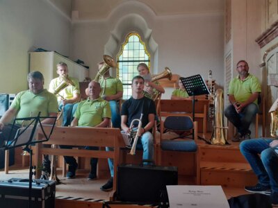 Foto des Albums: Kirche zum Gedenken der verstorbenen Mitglieder in Roggenstein