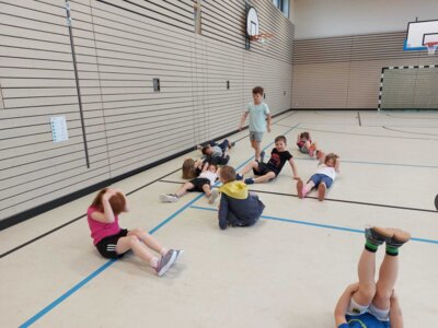 Fotoalbum Die 1/2b im Oster-Fitnessstudio