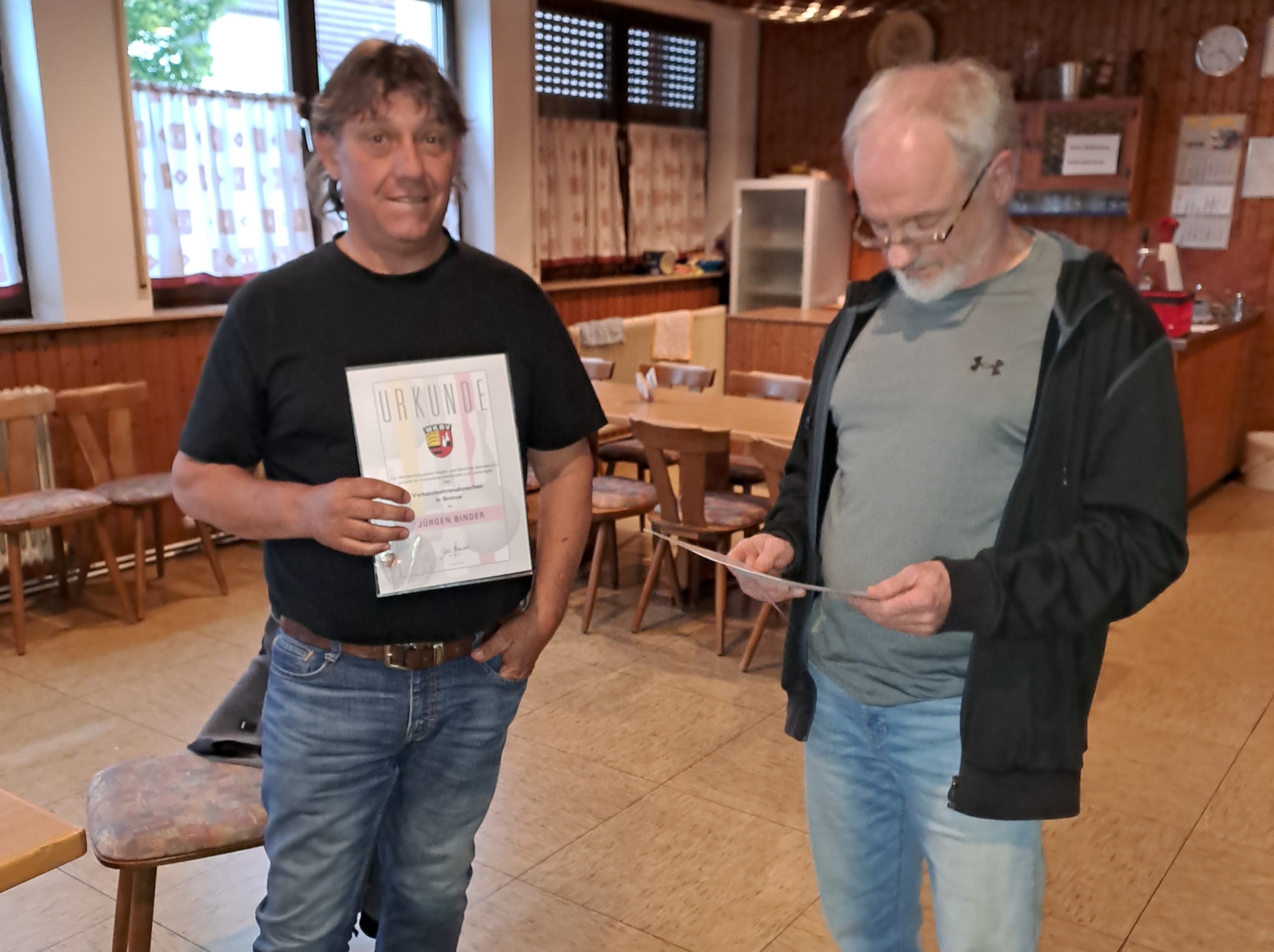 Bild: J. Binder erhält Abzeichen in Bronze