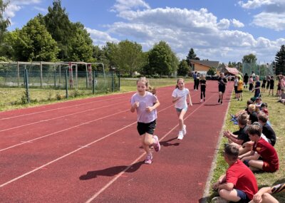 Ausdauerlauf der 4. Klassen  (Bild vergr&ouml;&szlig;ern)