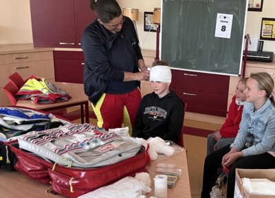 "Wie mache ich einen Verband?" beim Falck Rettungsdienst  (Bild vergr&ouml;&szlig;ern)