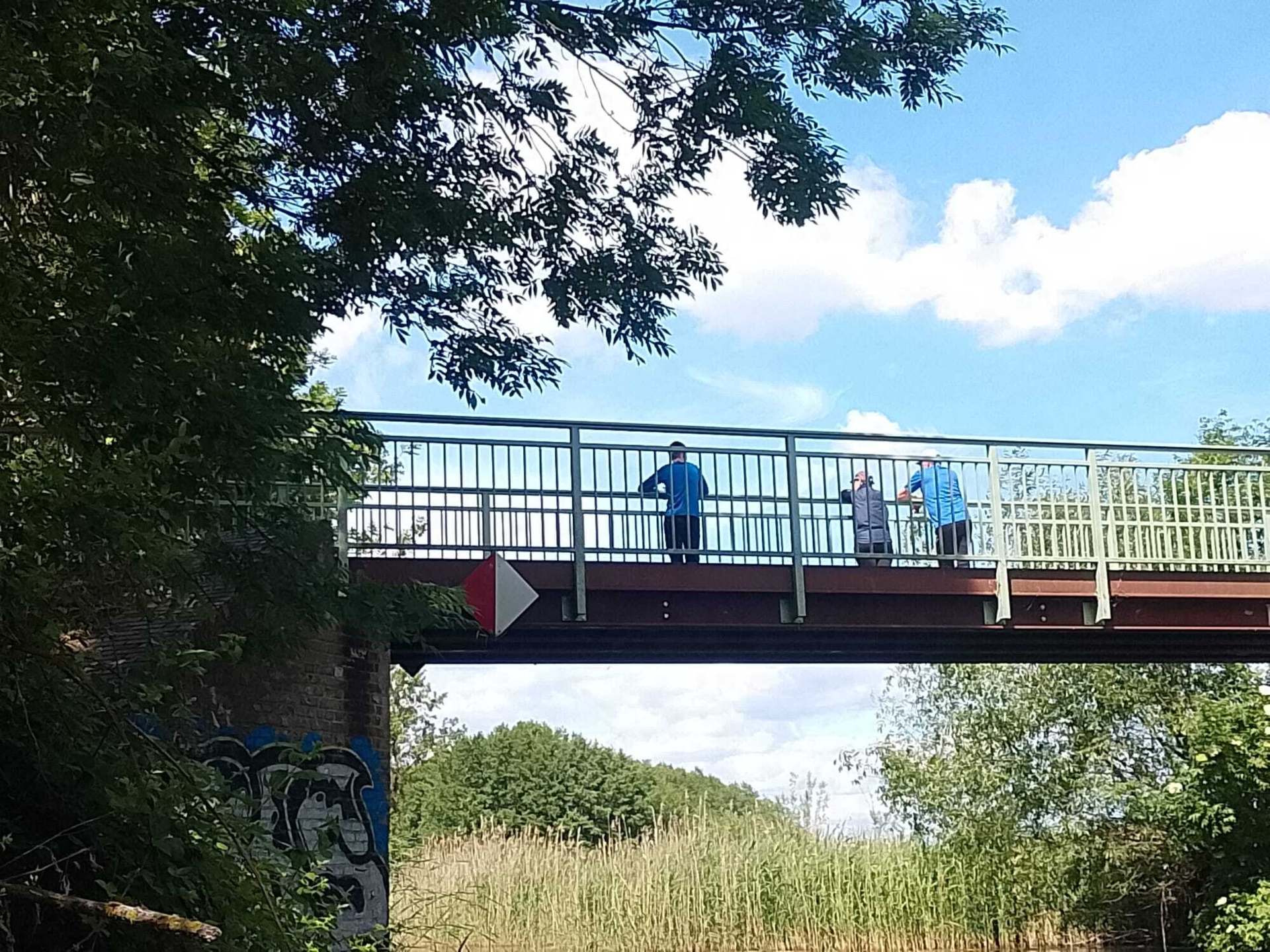 Bild: Warten auf wen auch immer auf der Rietzer Brücke