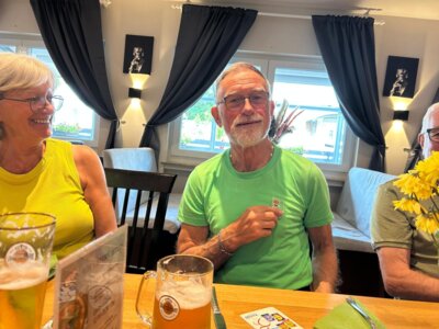 Dieter mit Auszeichnung f&uuml;r das zweite Wanderheft  (Bild vergr&ouml;&szlig;ern)