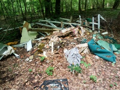 Illegaler M&uuml;llplatz  (Bild vergr&ouml;&szlig;ern)