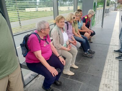 Warten auf die Stadtbahnlinie 3  (Bild vergr&ouml;&szlig;ern)