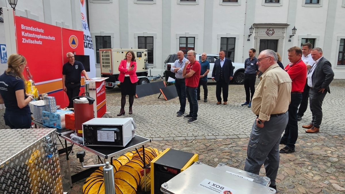 Bild: Mitglieder der Kreisverwaltung und Kreistagsabgeordnete haben sich die Präsentation der beschafften Materialien im Ehrenhof des Landratsamtes am Montag angeschaut.