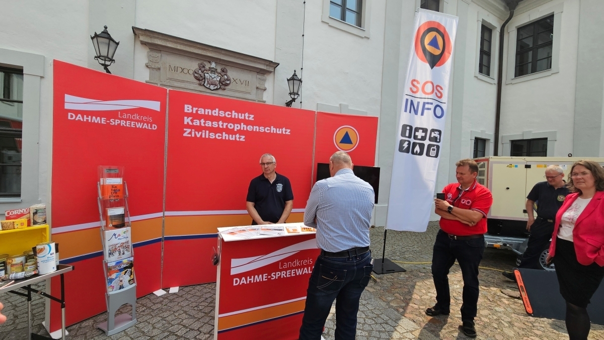 Bild: Der Info-Stand der Kreisverwaltung mit Broschüren zum Verhalten im Katastrophenfall wird auf zahlreichen Veranstaltungen, darunter beim Blaulichttag oder der Niederlausitzer Leistungsschau, eingesetzt. Außerdem gibt es Materialien für den Unterricht.