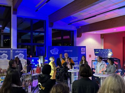 Die Diskussionsplattform mit Vertretern verschiedener Parteien  (Bild vergr&ouml;&szlig;ern)