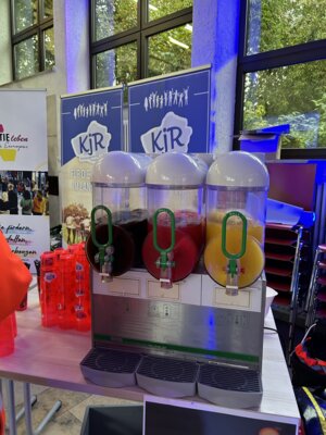 SLush-Eis in den Farben schwarz-rot-gold All das gab es f&uuml;r das Ausf&uuml;llen einer Karte  (Bild vergr&ouml;&szlig;ern)