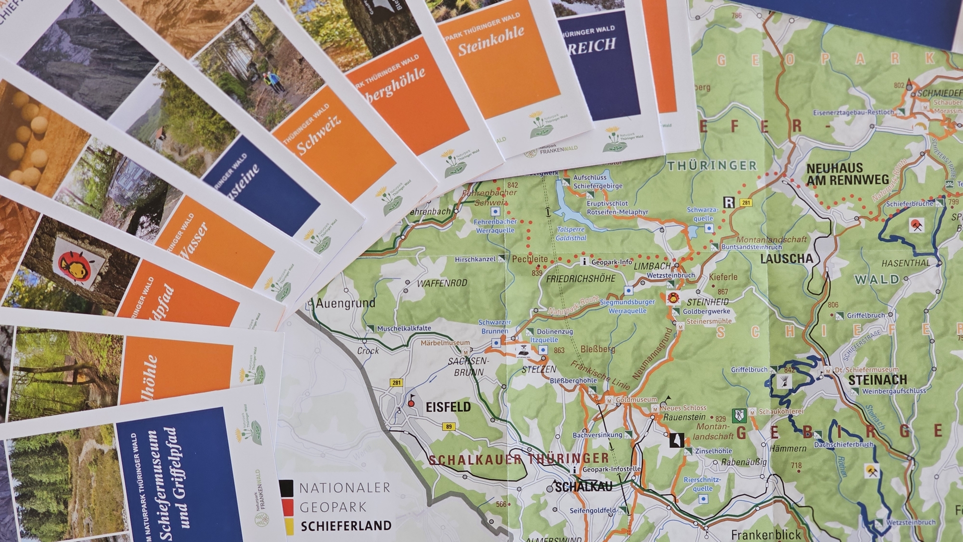 Bild: Verschiedene Flyer und eine Übersichtskarte gibt's in der neuen GeoErlebnis-Mappe.