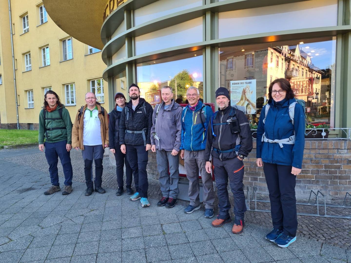 Bild: Die_sieben_103_km-Wanderer_vor_dem_Start_begruesst_von_Felix_Pechmann