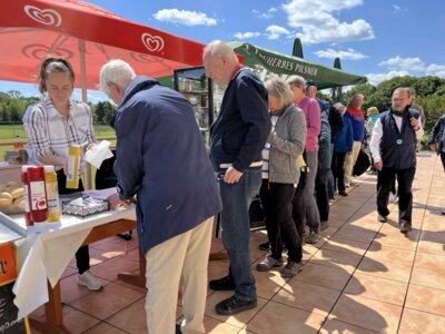 Und_nun_hungrig_zum_Bratwurststand  (Bild vergr&ouml;&szlig;ern)