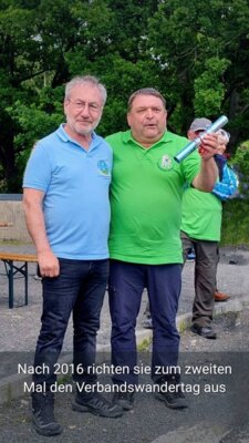 Willy_Ehrig_und_Frank_Simler_bei_der_Staffelstabuebergabe  (Bild vergr&ouml;&szlig;ern)