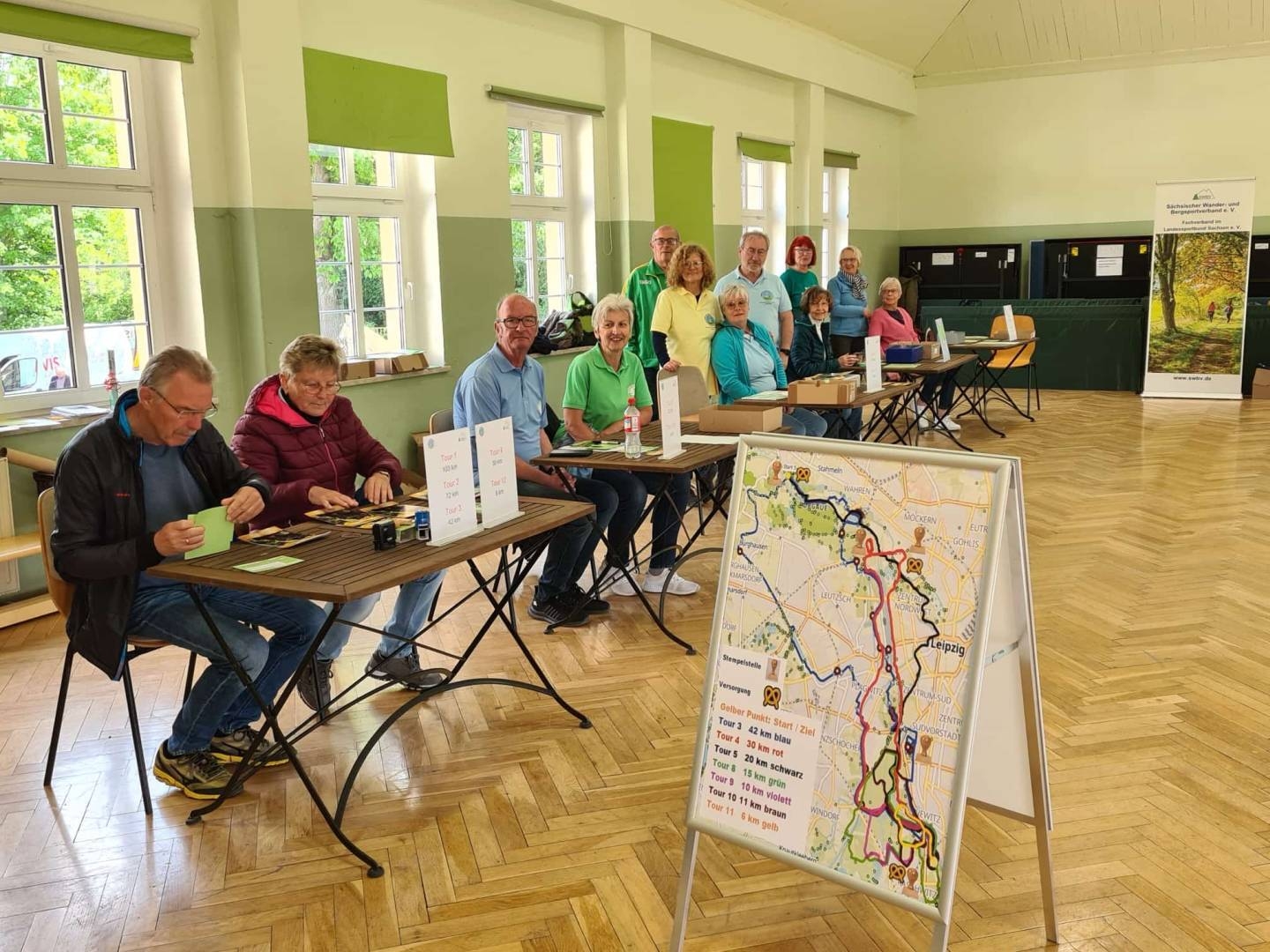 Bild: Unser_Team_des_Org.-Bueros_in_der_Suedkampfbahn