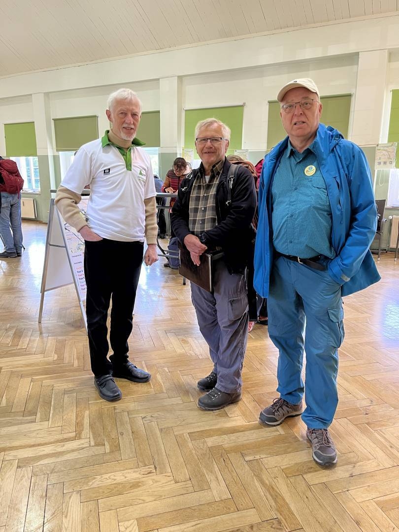 Bild: Dieter_Lommatzsch_mit_seinen_Wanderleitern_Wolfgang_Rockmann_und_Mathias_Doering