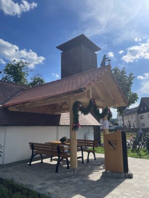 Ein neuer Rast- und Dorfplatz mit Sitzm&ouml;glichkeiten und &Uuml;berdachung.  (Bild vergr&ouml;&szlig;ern)
