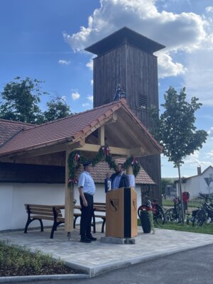Offizielle Einweihung mit dem Bindlacher B&uuml;rgermeister Christian Brunner und dem Vorsitzenden der Feuerwehr Crottendorf.  (Bild vergr&ouml;&szlig;ern)