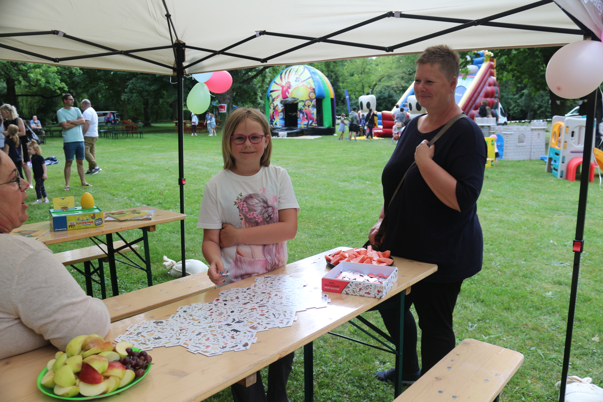 Bild: Thea am Stand der Stadtbibliothek