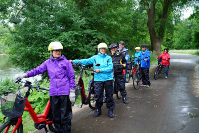 Am Leineverbindungskanal und F&ouml;ssem&uuml;ndung - Bei diesem Equipment traut sich kein Regen  (Bild vergr&ouml;&szlig;ern)