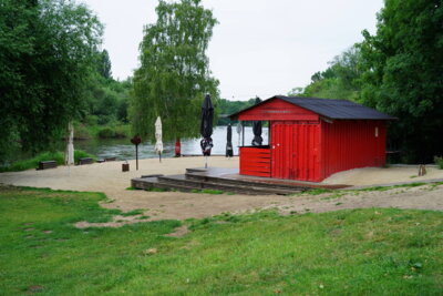 Strandleben - Beachbar am Zusammenfluss von Ihme und Leine  (Bild vergr&ouml;&szlig;ern)