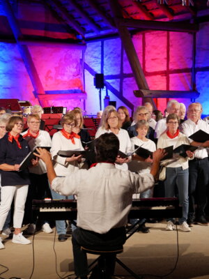 Bild 5  Konzentration auf das Zeichen des Chorleiters Henning Schneider - Foto: Frank Otto  (Bild vergr&ouml;&szlig;ern)