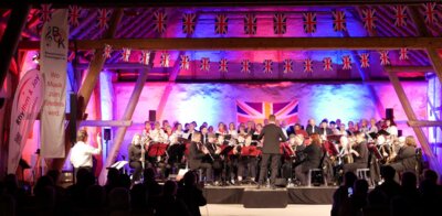 Bild 9: Das Blasorchester Krainhagen mit dem Chor Ryhtm&Joy gemeinsam in Aktion - Foto: Frank Otto  (Bild vergr&ouml;&szlig;ern)