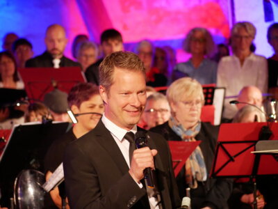 Bild 12: Der Dirigent des Blasorchesters Krainhagen Sven Schnee  - Foto: Frank Otto  (Bild vergr&ouml;&szlig;ern)