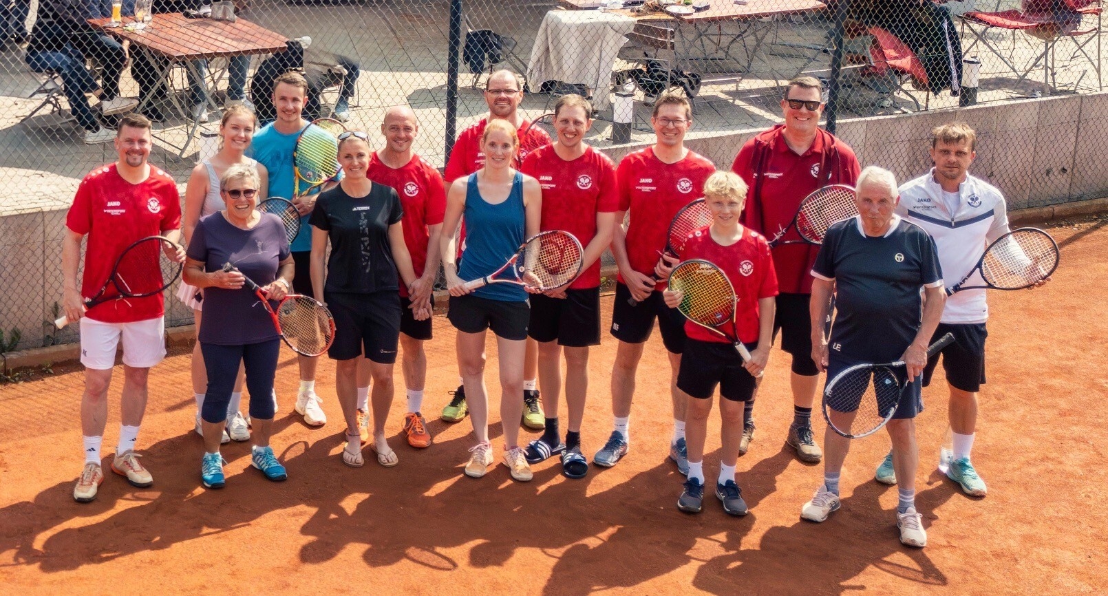 Bild: Folgende Tennisbegeisterte waren im Einsatz (im Bild von links nach rechts und deren Siege in Klammern): Magnus Knecht (5), Anne Fuchs (4), Karla Geiß (0), Denny Fritz (2), Marina Müller (4), Rainer Hald (2), Sabrina Ganter (3), Josef Wagner (5), Nico Ganter (1), Martin Fuchs (3), Hannes Fuchs (2), Marian Vitek (5), Ludwig Ehrler (3), Denis Dörrer (3)