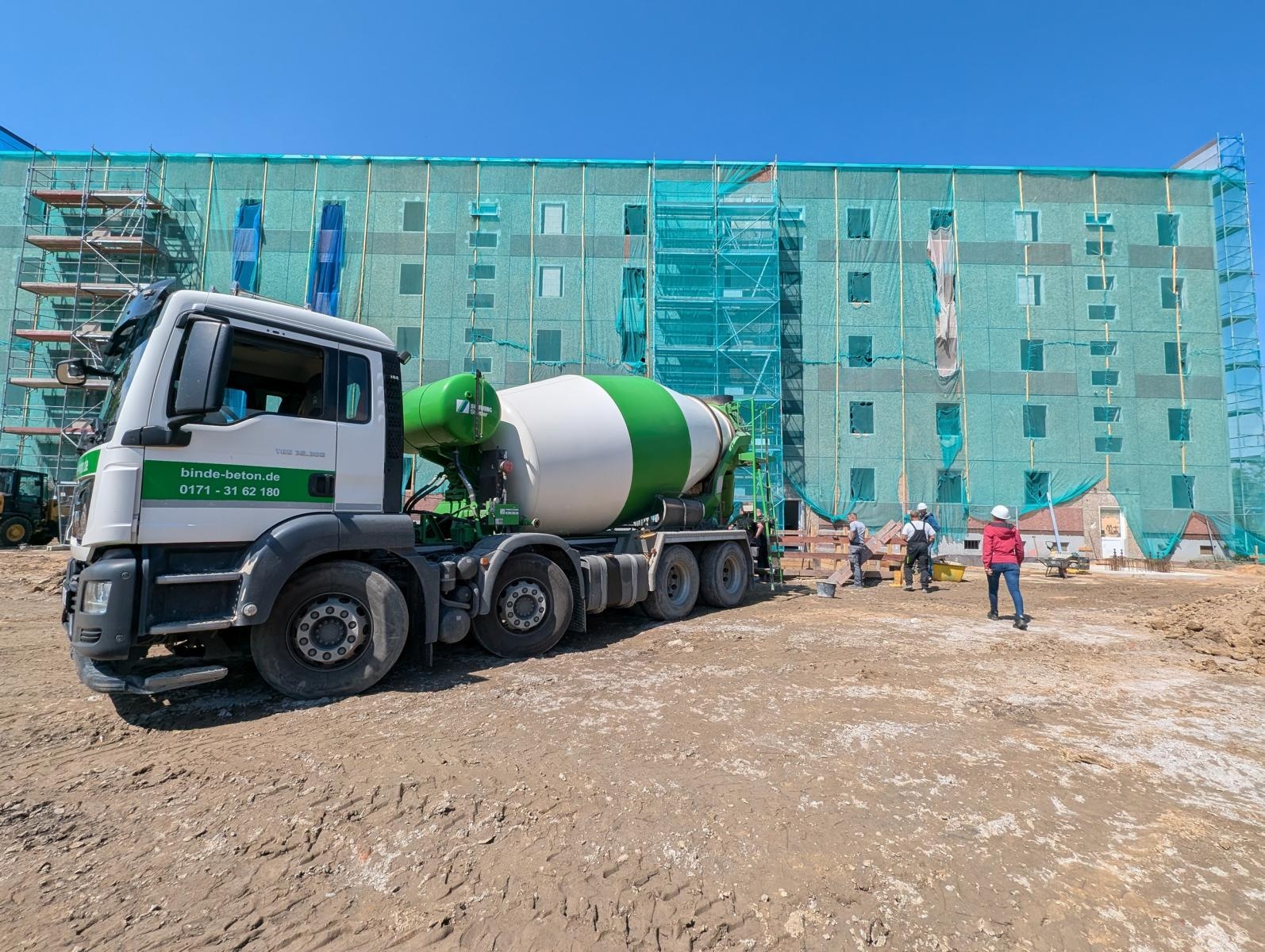 Bild: Baustellen-Impressionen und Grundsteinlegung in der Poststraße 2-5 in Calau. Foto: Stadt Calau / Jan Hornhauer