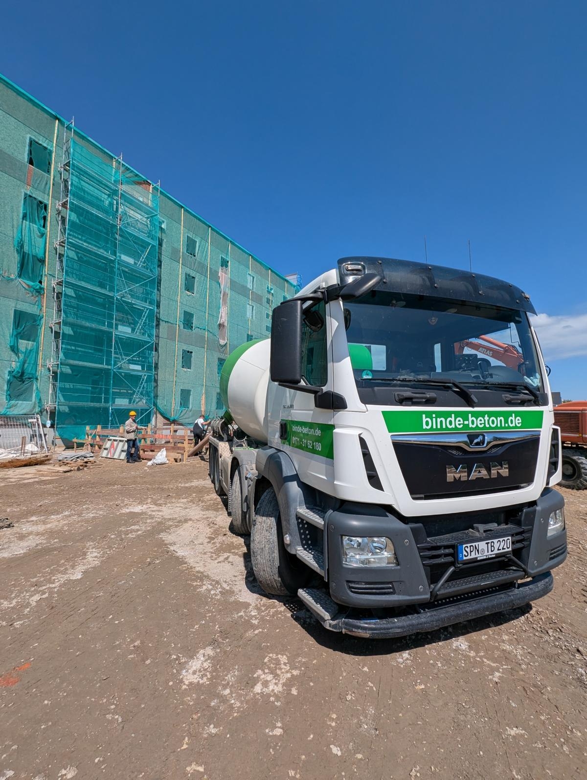 Bild: Baustellen-Impressionen und Grundsteinlegung in der Poststraße 2-5 in Calau. Foto: Stadt Calau / Jan Hornhauer