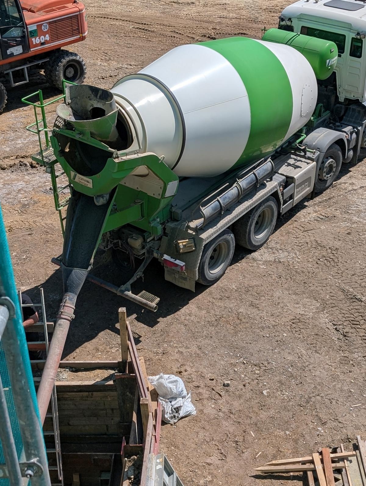 Bild: Baustellen-Impressionen und Grundsteinlegung in der Poststraße 2-5 in Calau. Foto: Stadt Calau / Jan Hornhauer