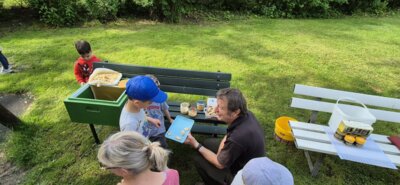 beim Imker  (Bild vergrößern)