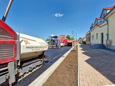 Foto des Albums: Asphaltmaschinen brachten die letzte Deckschicht in der Havelberger Straße auf