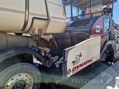 Foto des Albums: Asphaltmaschinen brachten die letzte Deckschicht in der Havelberger Straße auf