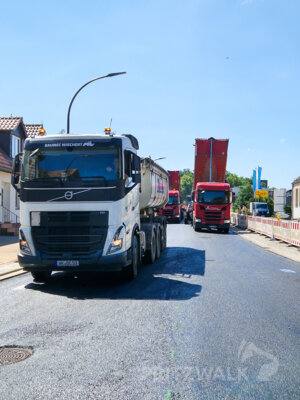 Foto des Albums: Asphaltmaschinen brachten die letzte Deckschicht in der Havelberger Straße auf