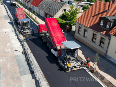 Foto des Albums: Asphaltmaschinen brachten die letzte Deckschicht in der Havelberger Straße auf
