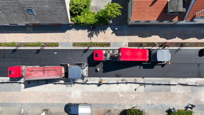 Foto des Albums: Asphaltmaschinen brachten die letzte Deckschicht in der Havelberger Straße auf