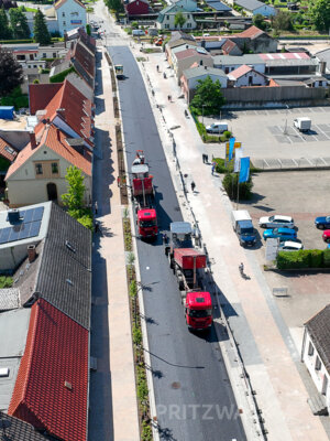 Foto des Albums: Asphaltmaschinen brachten die letzte Deckschicht in der Havelberger Straße auf