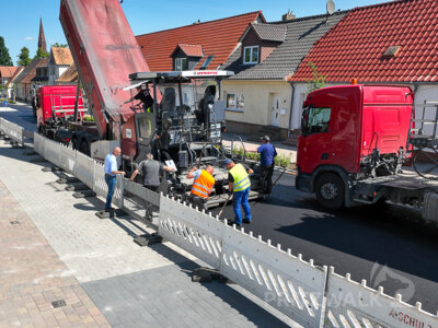 Foto des Albums: Asphaltmaschinen brachten die letzte Deckschicht in der Havelberger Straße auf