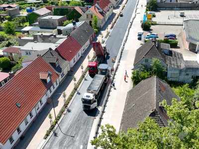 Foto des Albums: Asphaltmaschinen brachten die letzte Deckschicht in der Havelberger Straße auf