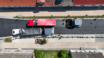 Foto des Albums: Asphaltmaschinen brachten die letzte Deckschicht in der Havelberger Straße auf