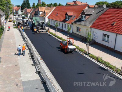 Foto des Albums: Asphaltmaschinen brachten die letzte Deckschicht in der Havelberger Straße auf