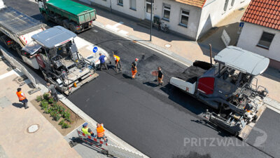 Foto des Albums: Asphaltmaschinen brachten die letzte Deckschicht in der Havelberger Straße auf