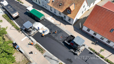 Foto des Albums: Asphaltmaschinen brachten die letzte Deckschicht in der Havelberger Straße auf