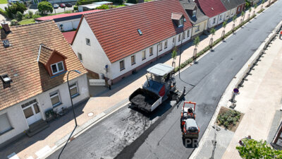Foto des Albums: Asphaltmaschinen brachten die letzte Deckschicht in der Havelberger Straße auf