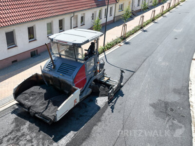 Foto des Albums: Asphaltmaschinen brachten die letzte Deckschicht in der Havelberger Straße auf