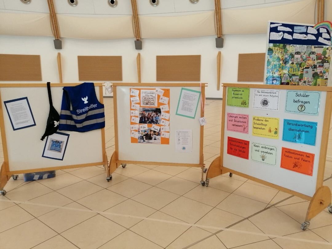 Bild: Ausstellung unserer Schule in der Kulturhalle zu Woche der Demokratie
