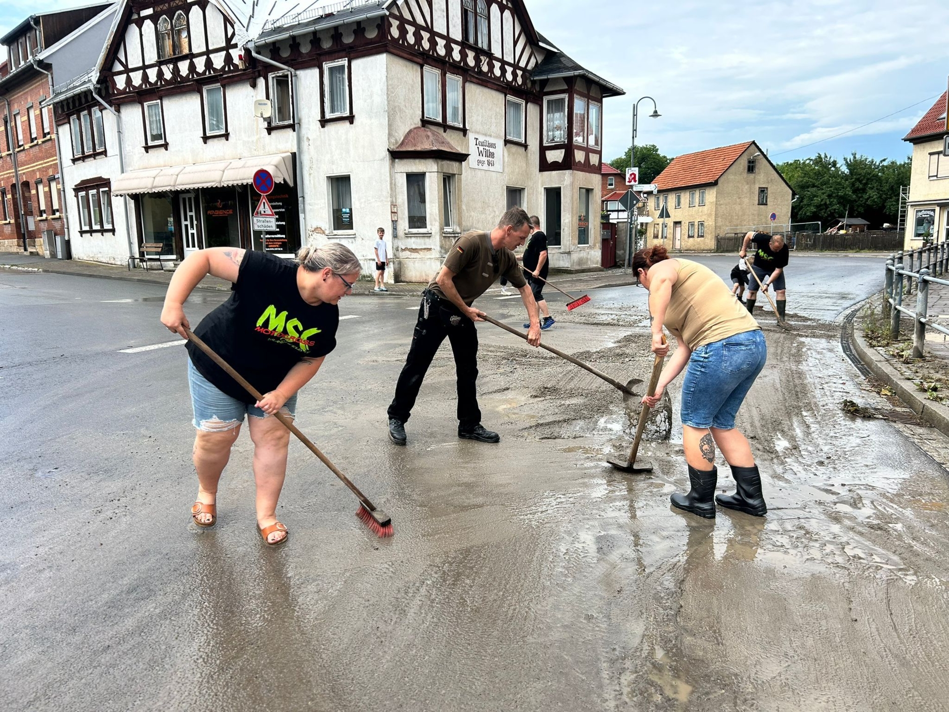 Bild: Zahlreiche Helferinnen und Helfer unterstützten bei der Schadensbeseitigung. v.l.n.r. C. Chruszcz, C. Heym, S. Chruszcz, P. Heym, M. Schauffler